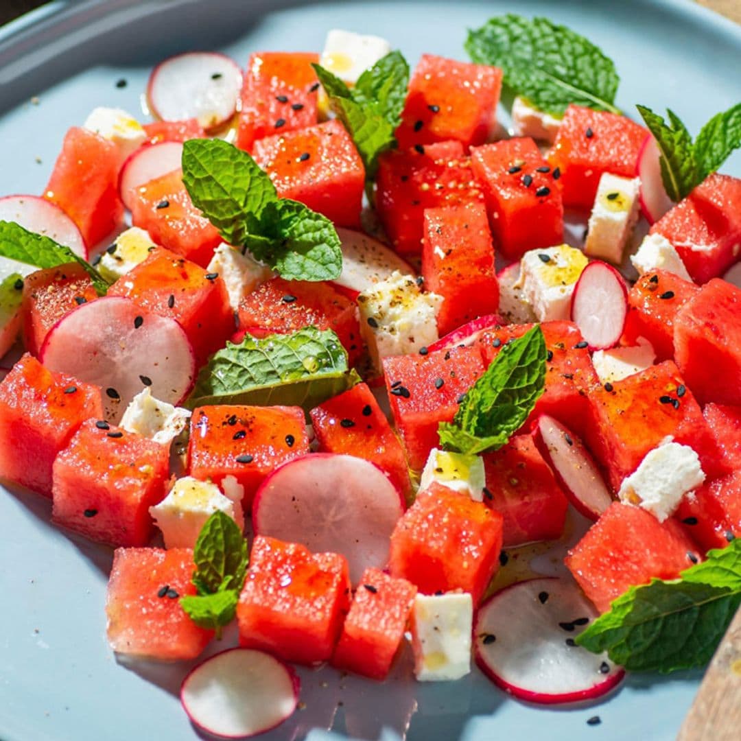 Ensalada de sandía, queso y rabanitos