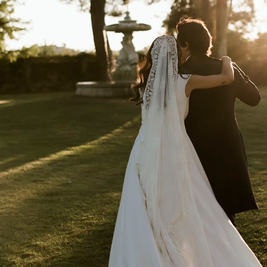 Ana, la novia (artista) del vestido sencillo y el velo amantillado que se casó en Madrid