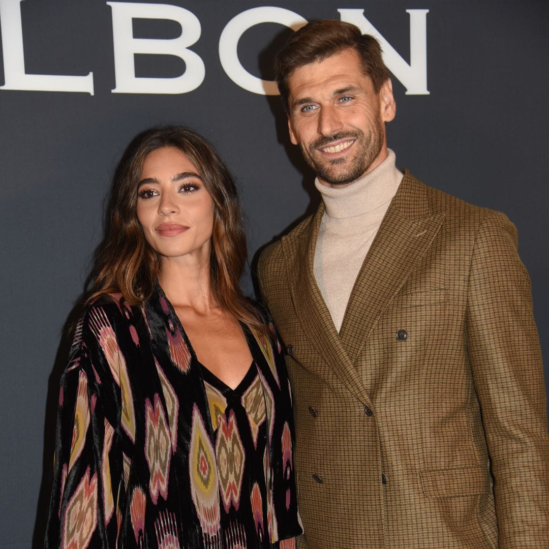 Rocío Crusset conquista Sevilla con un look de invitada de vestido y kimono de aires 'boho chic'