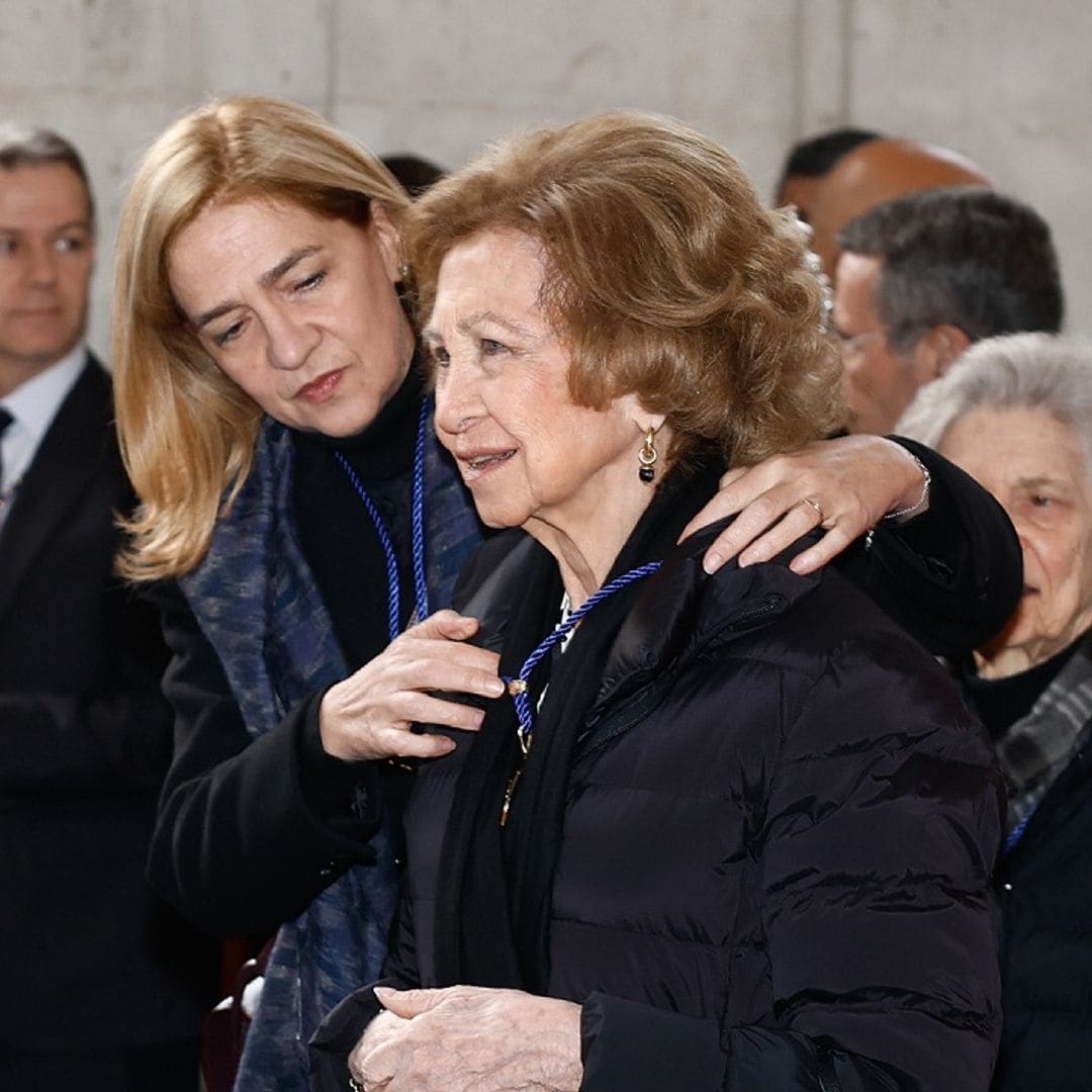 La reina Sofía recibe la medalla del Cristo de los Alabarderos de manos de la infanta Cristina en un acto cargado de emoción