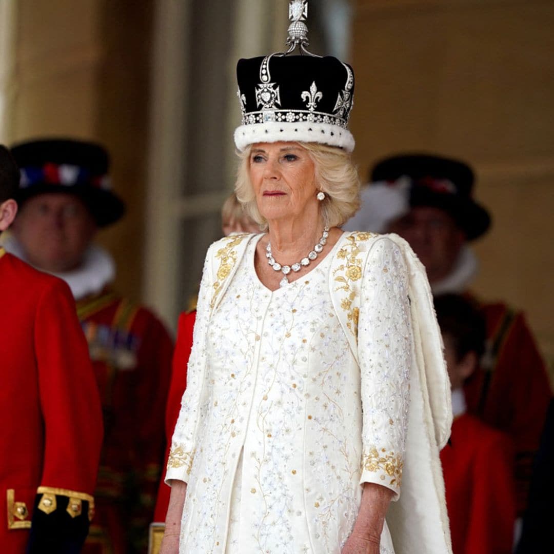 La reina Camilla, impecable con un vestido de Alta Costura del diseñador favorito de Diana de Gales