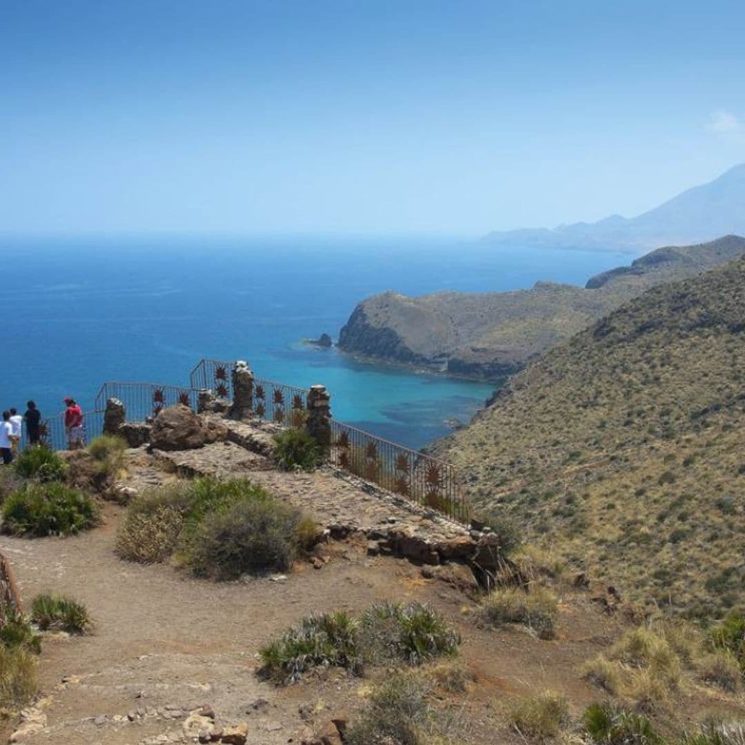 Una ruta entre San José y Agua Amarga por calas desconocidas para alargar el verano