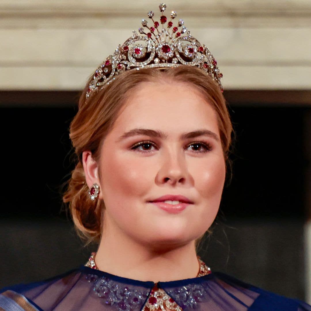 La majestuosidad de la princesa Amalia en su debut en una cena de Estado junto a los reyes Felipe y Letizia