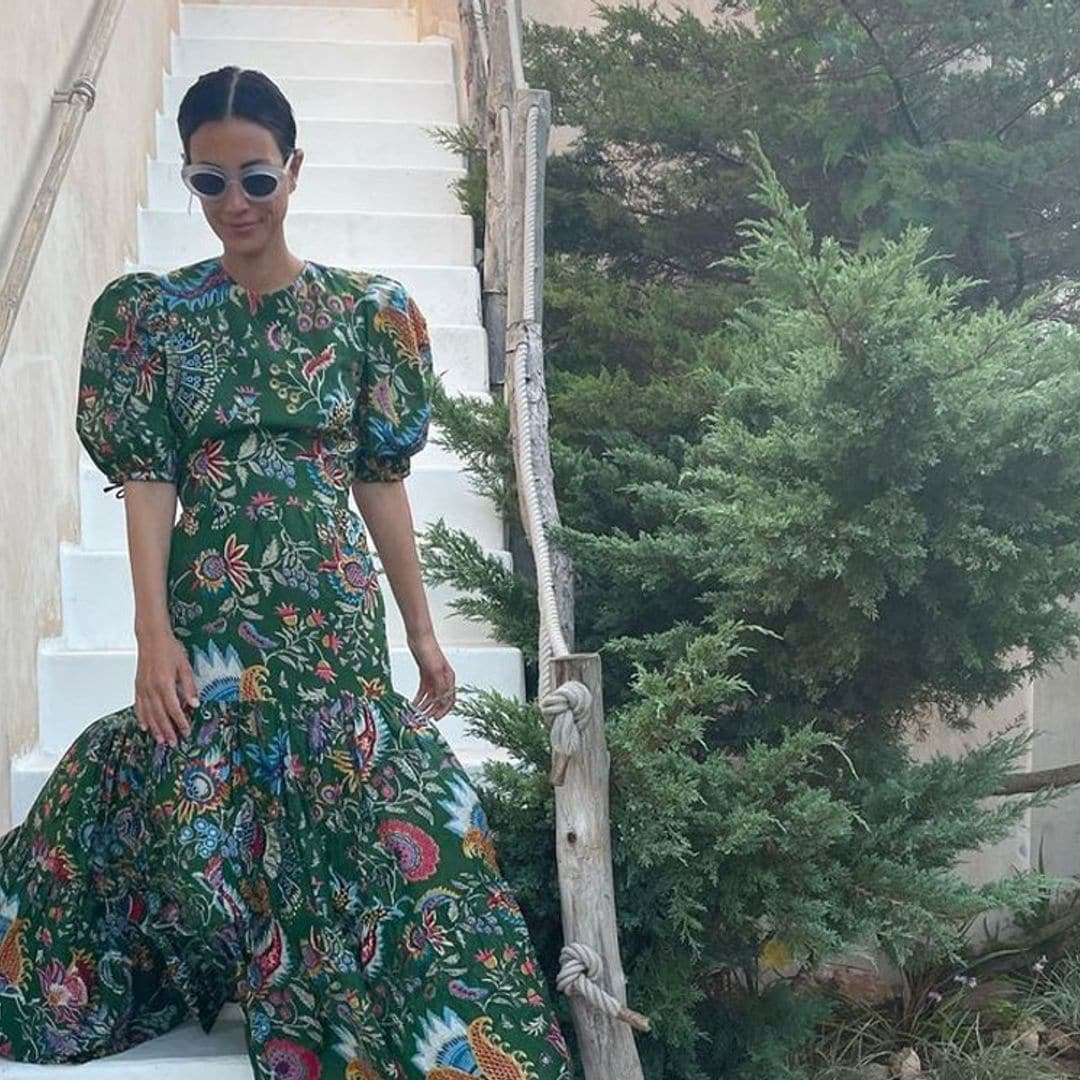 Los looks de viaje de Sassa de Osma: un vestido estampado de invitada y el bañador más elegante