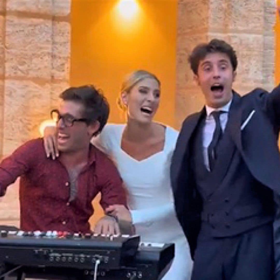 ¡Cantando con Víctor Elías el tema de 'Los Serrano'! La divertidísima celebración de la boda de Teresa Andrés