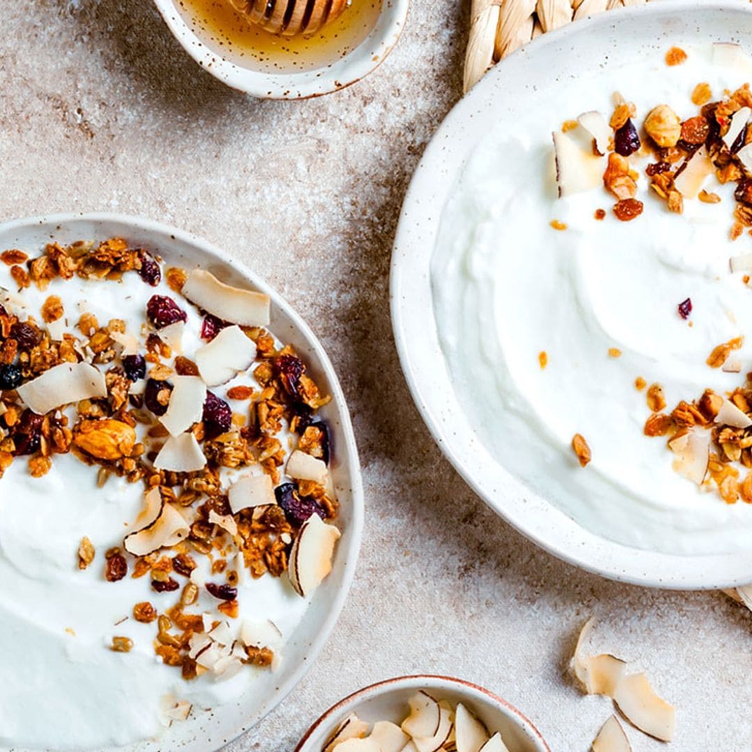 'Bowl' de yogur con granola y 'chips' de coco