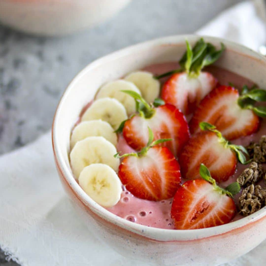 'Smoothie bowl' de fresas, plátano y granola