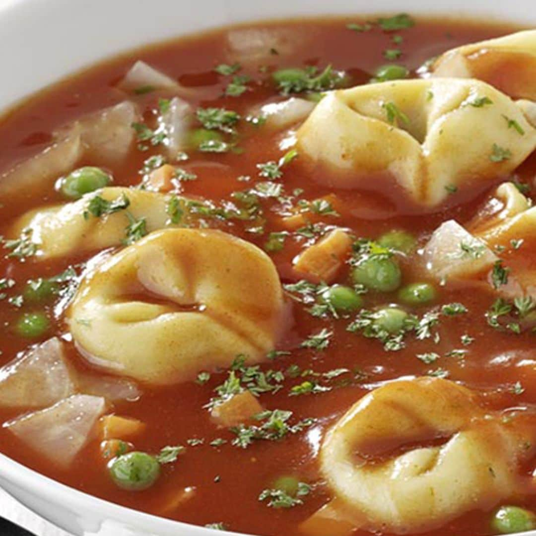 Sopa de tortellini, verdura y tomate