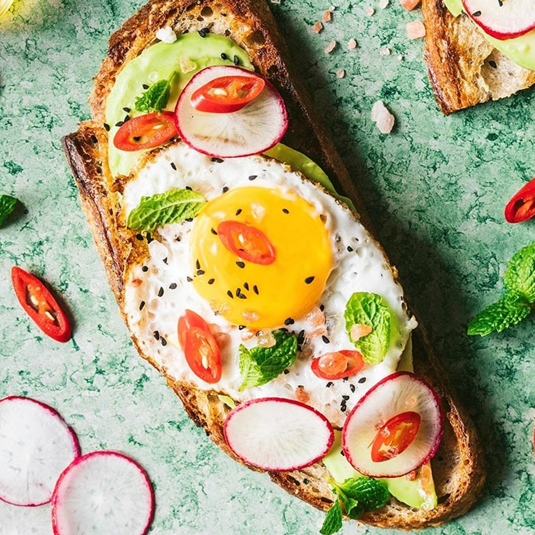 Tosta con aguacate, huevo, rábano y chile