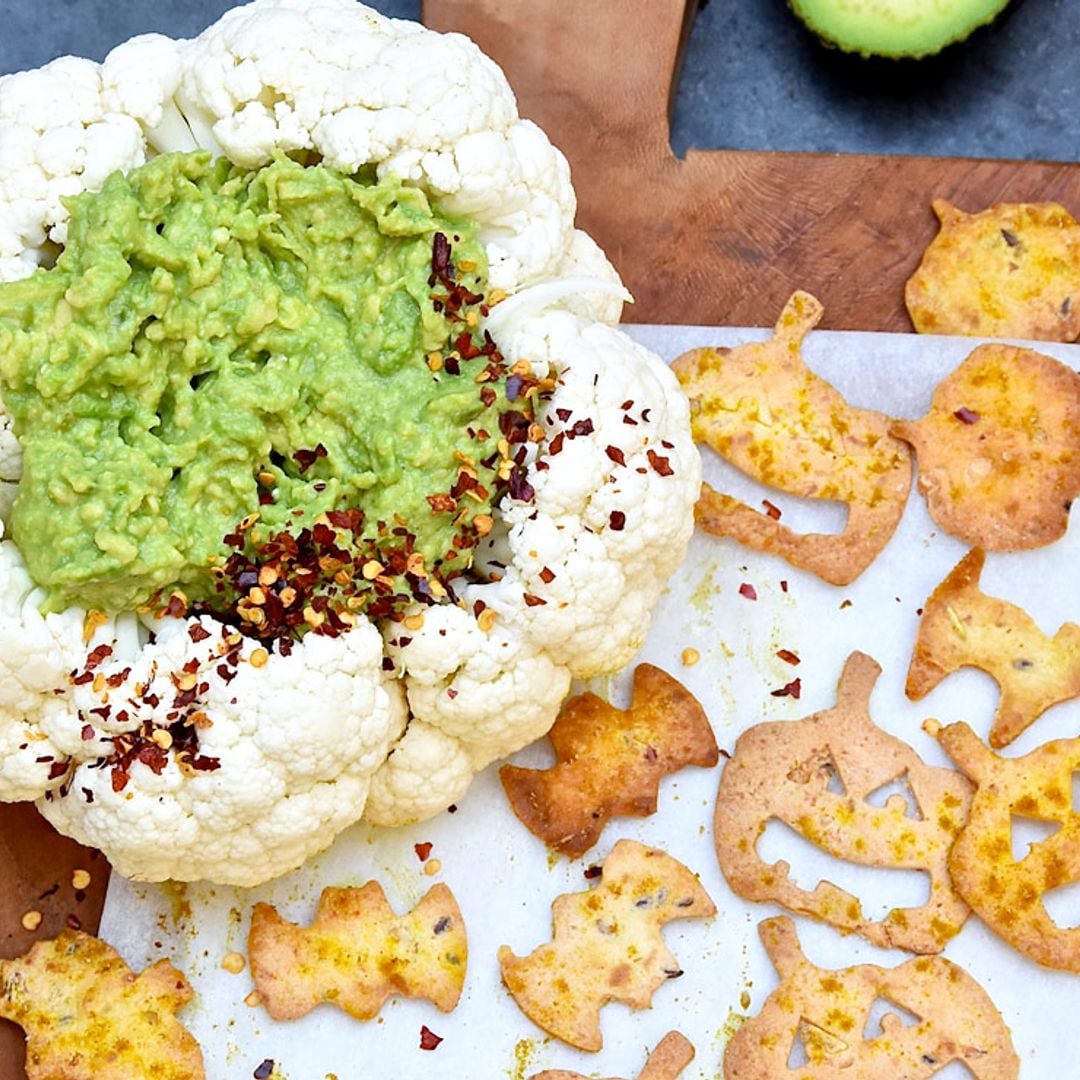 'Cerebro' de guacamole con 'crackers espeluznantes'