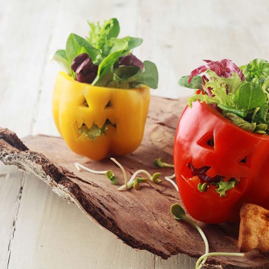 Pimientos rellenos de ensalada con galletas saladas de murciélago