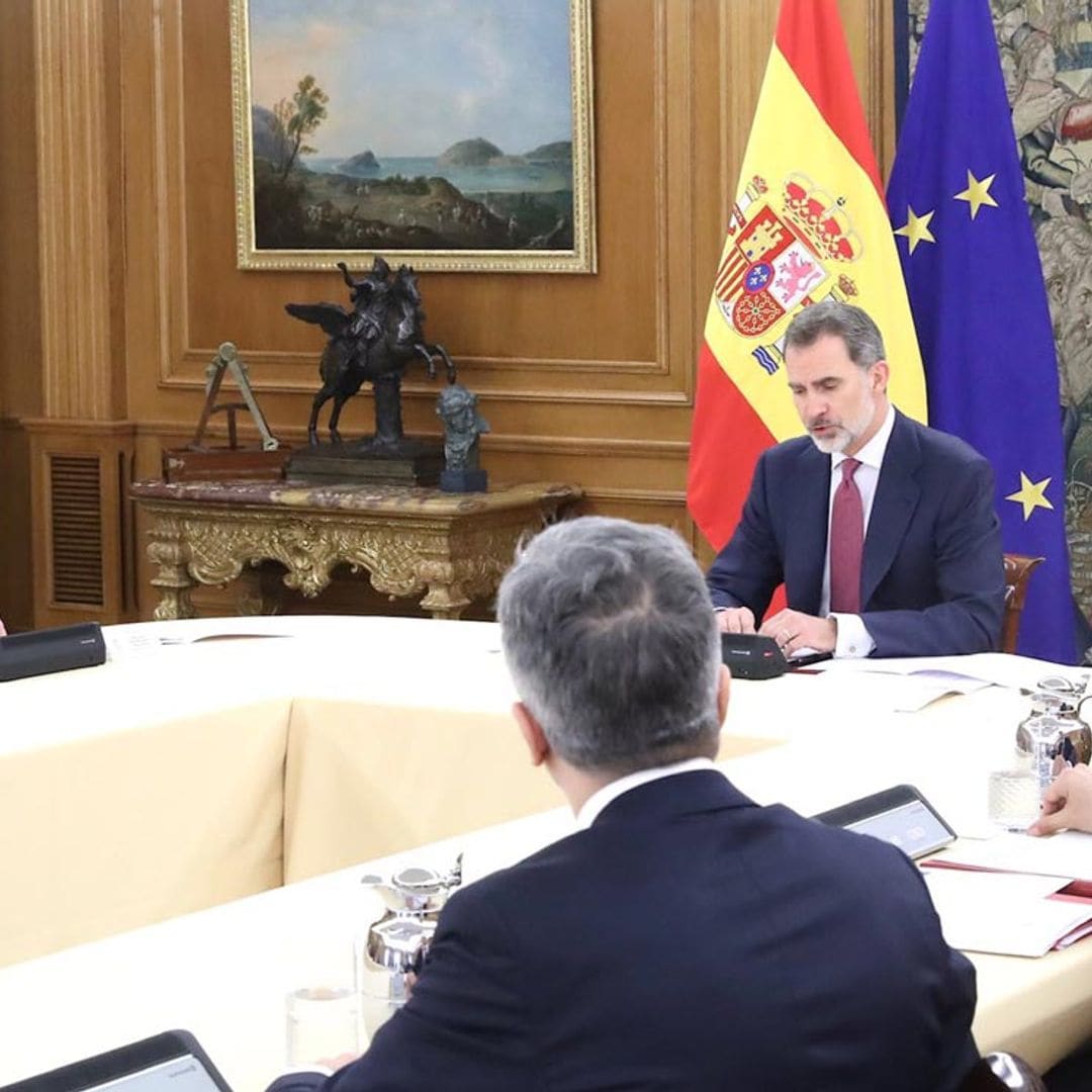 Así ha sido la reunión de don Felipe con Pedro Sánchez y el comité de gestión de la crisis