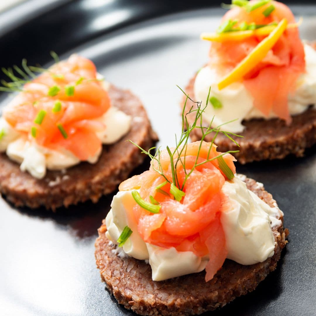 Canapés de salmón, queso crema y pan de centeno