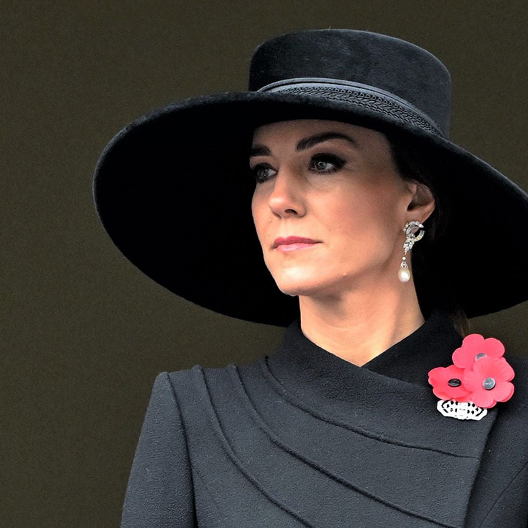 Maxipamela y abrigo con hombreras, la elegancia de Kate Middleton en el Día del Recuerdo