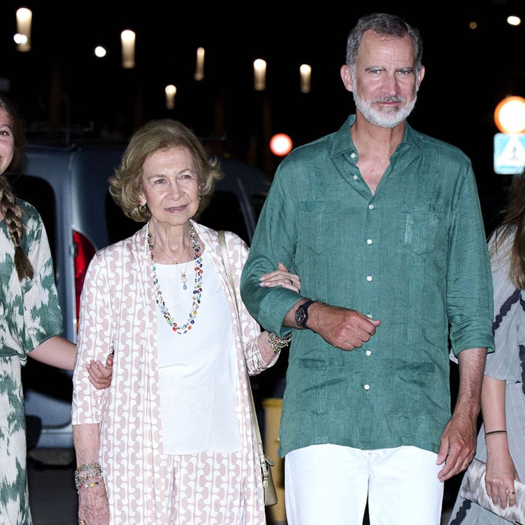 Un conjunto de rebajas y un vestido artesanal: Sofía y Leonor afianzan sus estilos con moda española