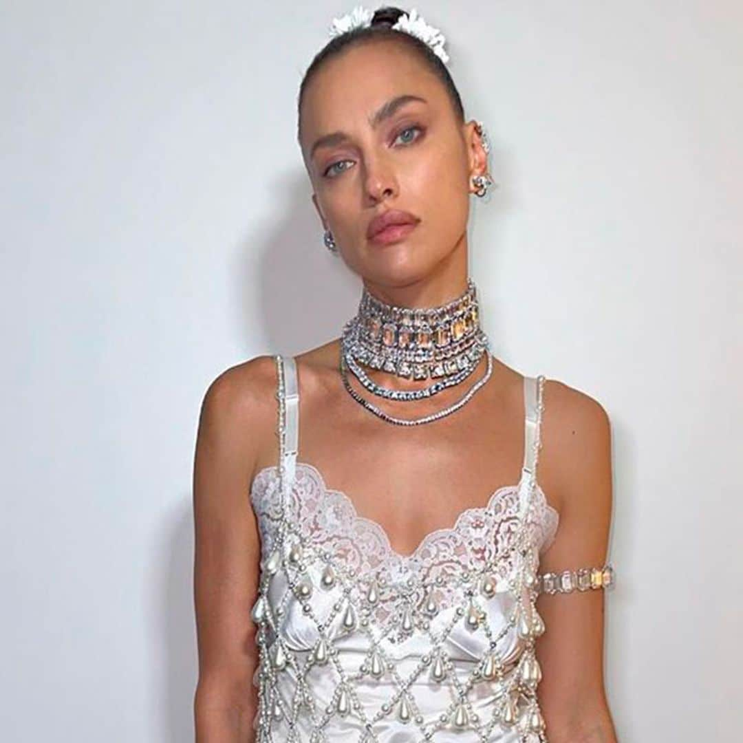 El 'clean look' de primavera más ideal para invitadas lo ha llevado Irina Shayk