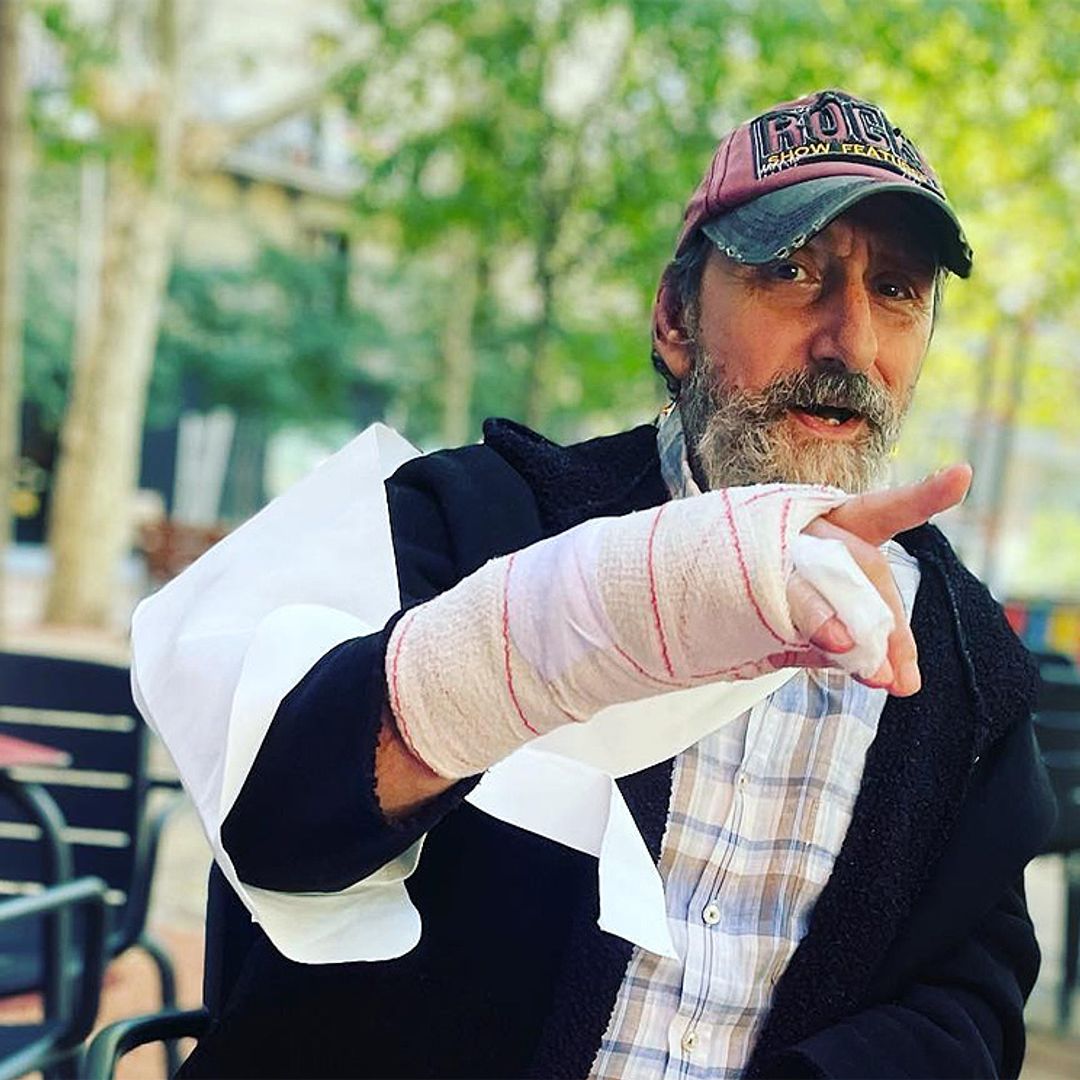 José Luis Gil, de 'LQSA', se rompe el meñique en plena recuperación del ictus que sufrió