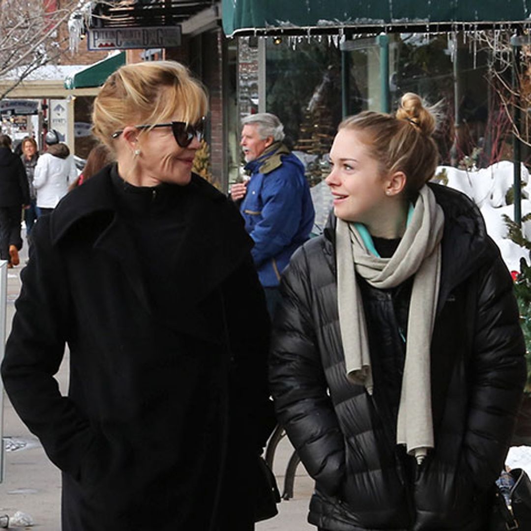 ¡Como en los viejos tiempos! Melanie Griffith y Stella del Carmen juntas en Aspen por Navidad