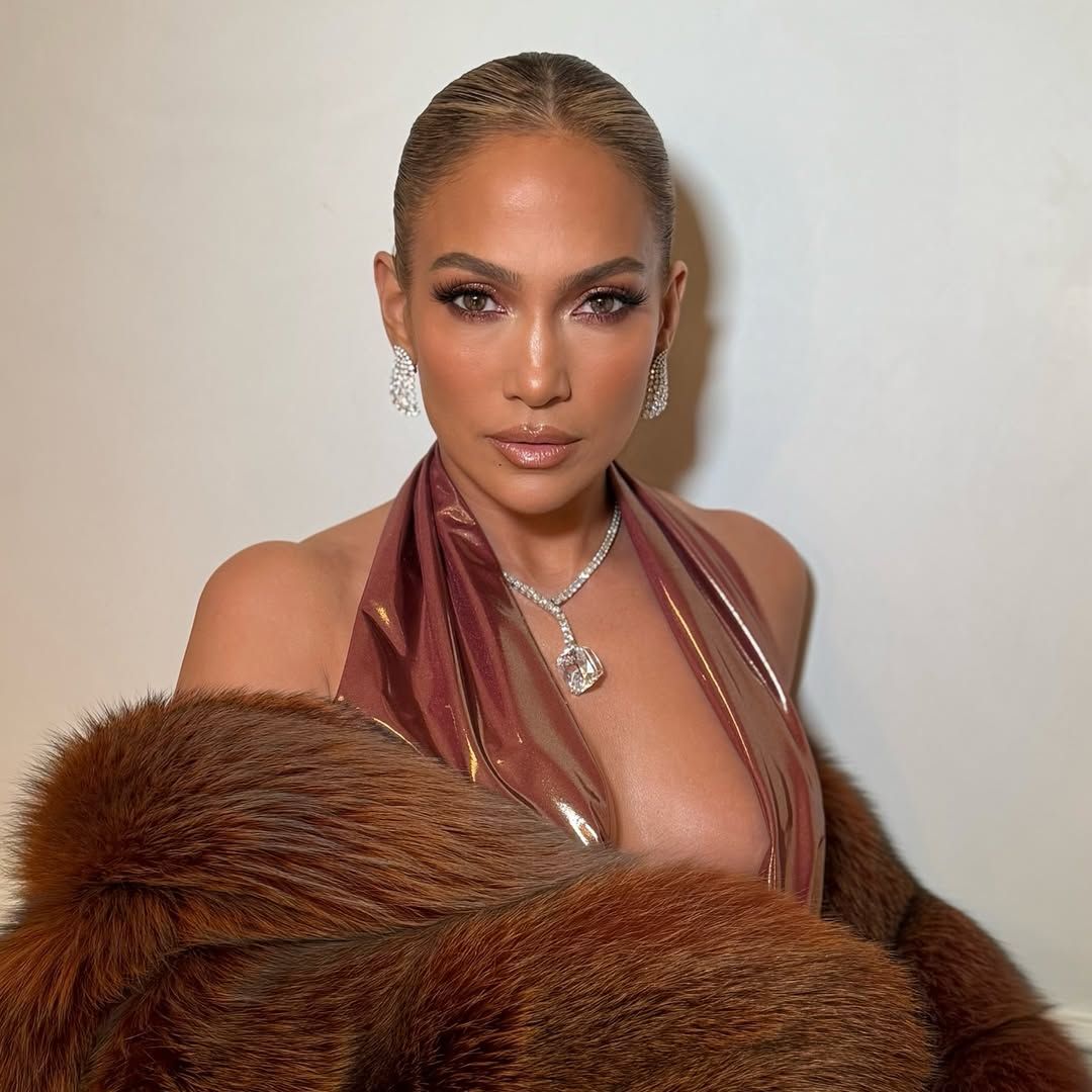 Jennifer Lopez impacta con un vestido de escote infinito y abrigo de pelo en la pregala de los Grammy