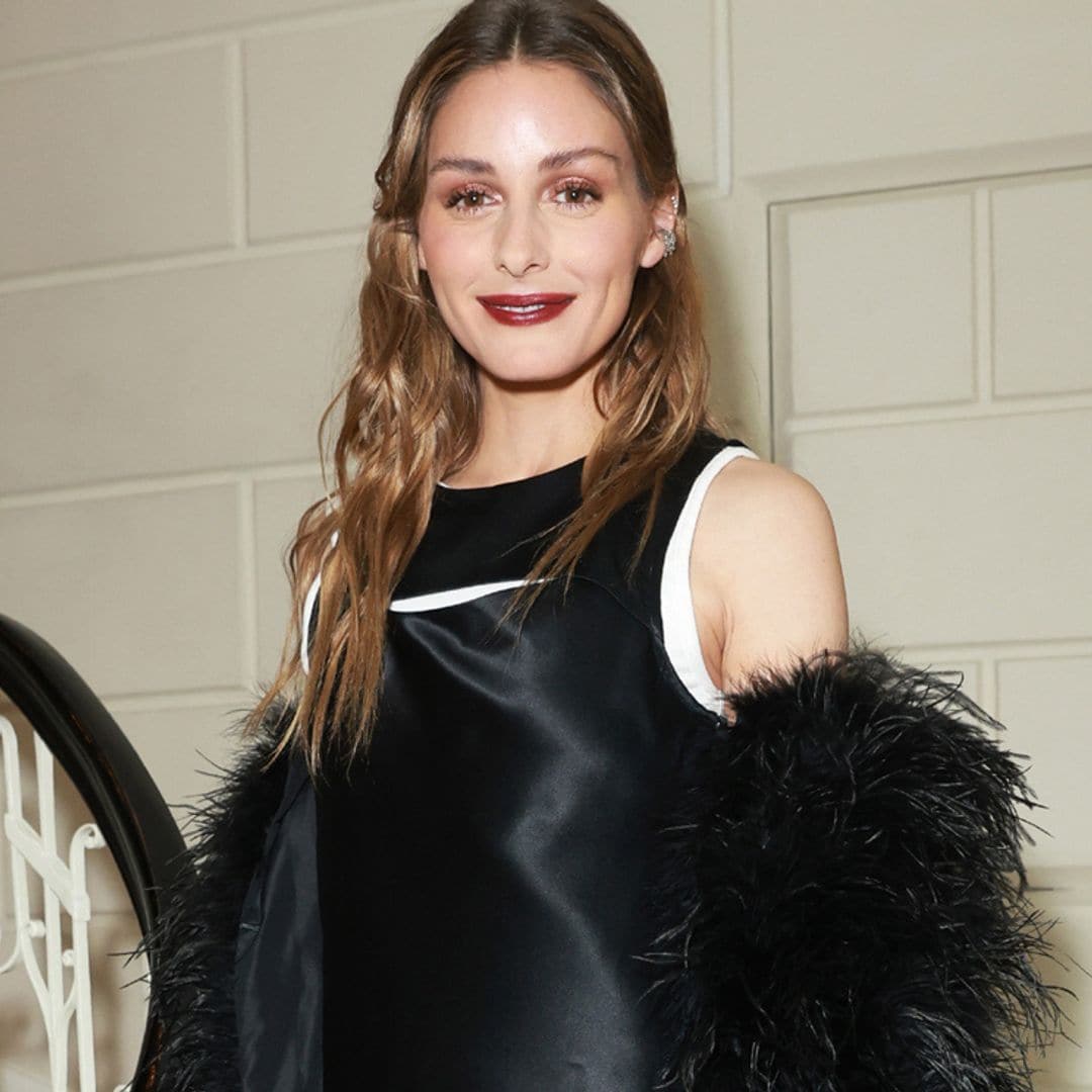 El último juego de contrastes de Olivia Palermo: vestido lencero, camiseta y estola de plumas