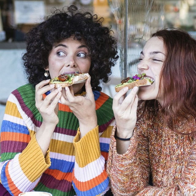 mujeres comiendo