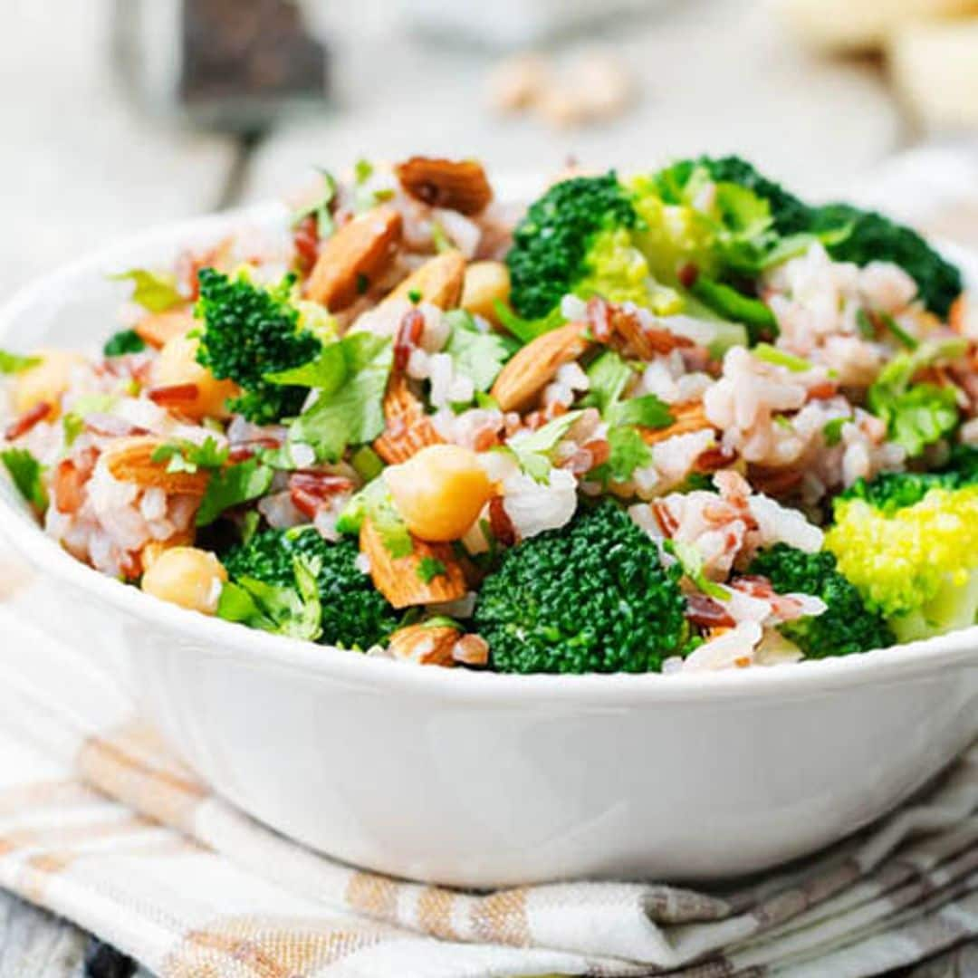 Ensalada de arroz, brócoli, cilantro y almendras