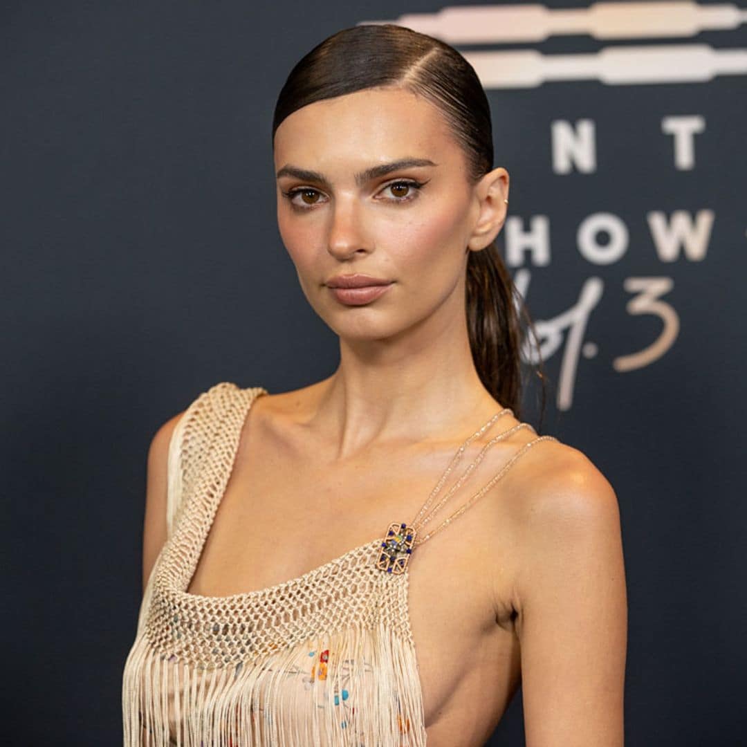 Un mantón de los años 20 convertido en un vestido: el triunfo del 'upcycling' en el look de Emily Ratajkowski