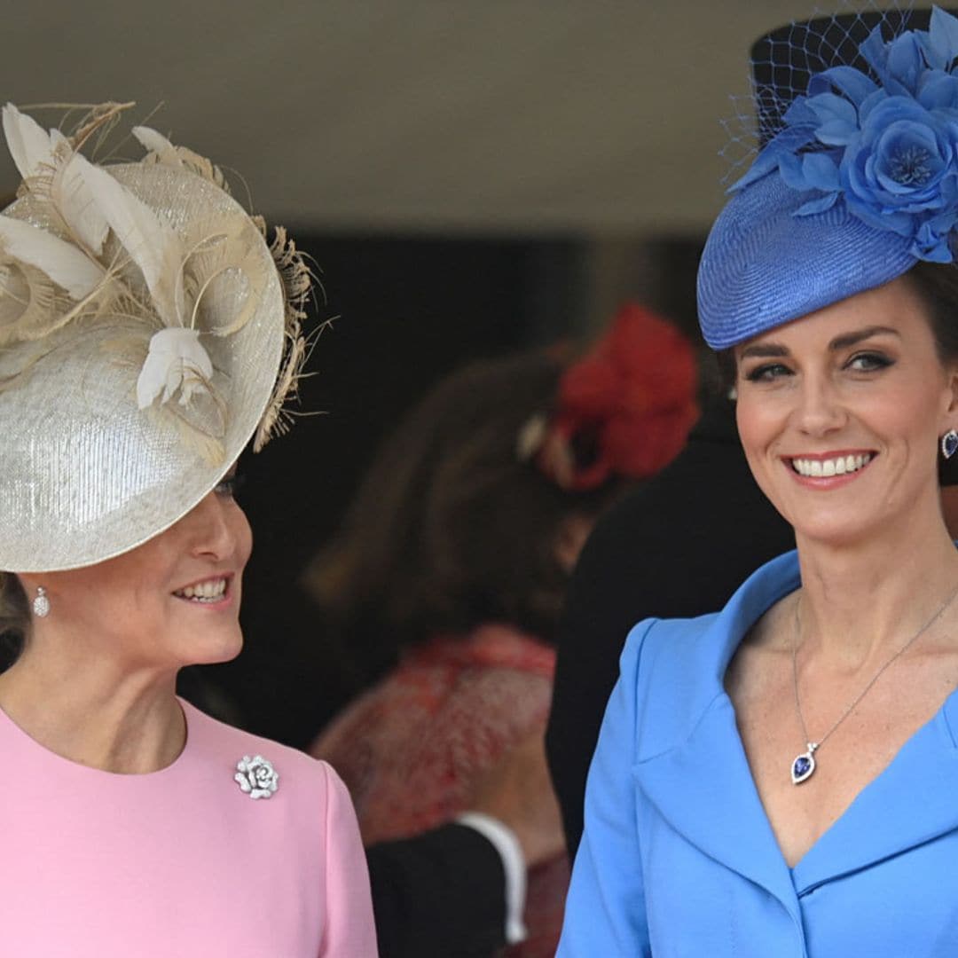 Kate Middleton se rinde al 'total look' con vestido, complementos y joyas en azul