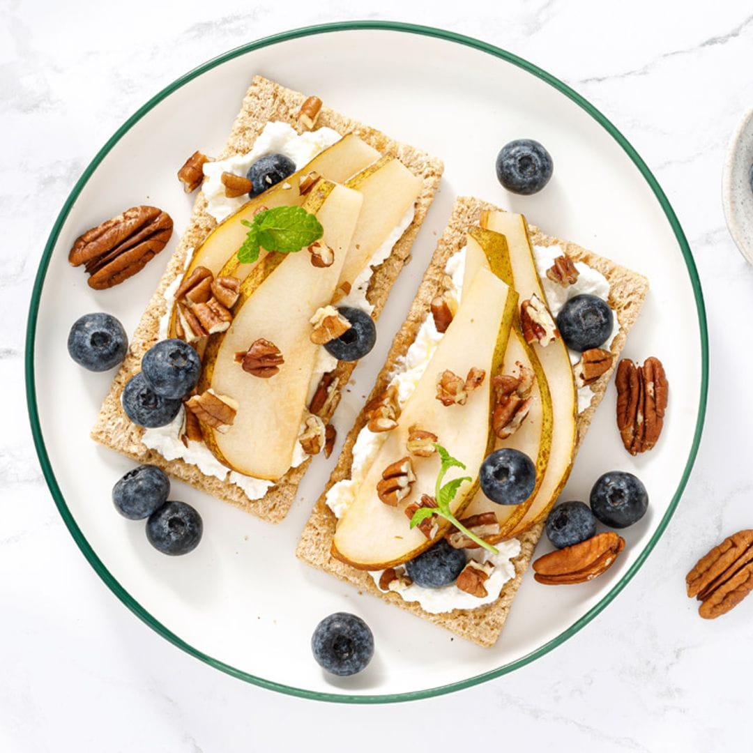 Tostadas de pera con nueces pecanas