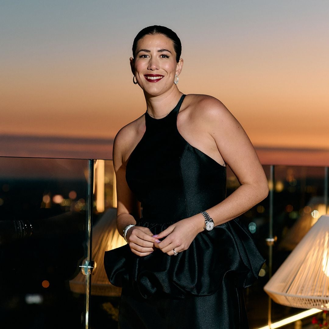 Garbiñe Muguruza brilla en su gran noche con un vestido de dama de honor en color negro y español