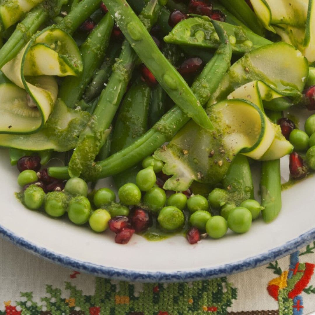 Verduras variadas con granada y salsa pesto con menta