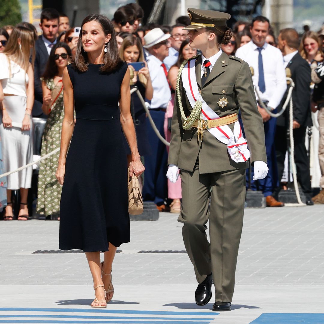 La reina Letizia recupera en Pontevedra el vestido negro perfecto para llevar en cualquier época del año