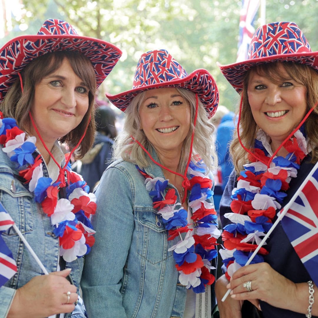 Los británicos se vuelcan para disfrutar de un histórico desfile militar en el que participa la Familia Real