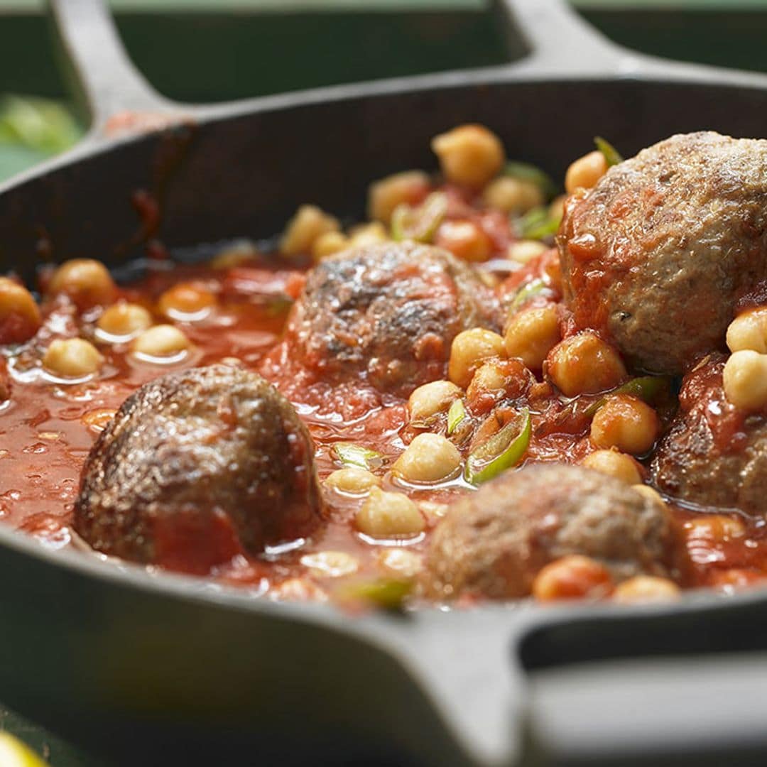 Albóndigas con tomate y garbanzos