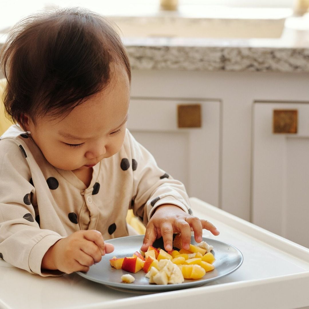 ¿Por qué mi bebé tira la comida al suelo?