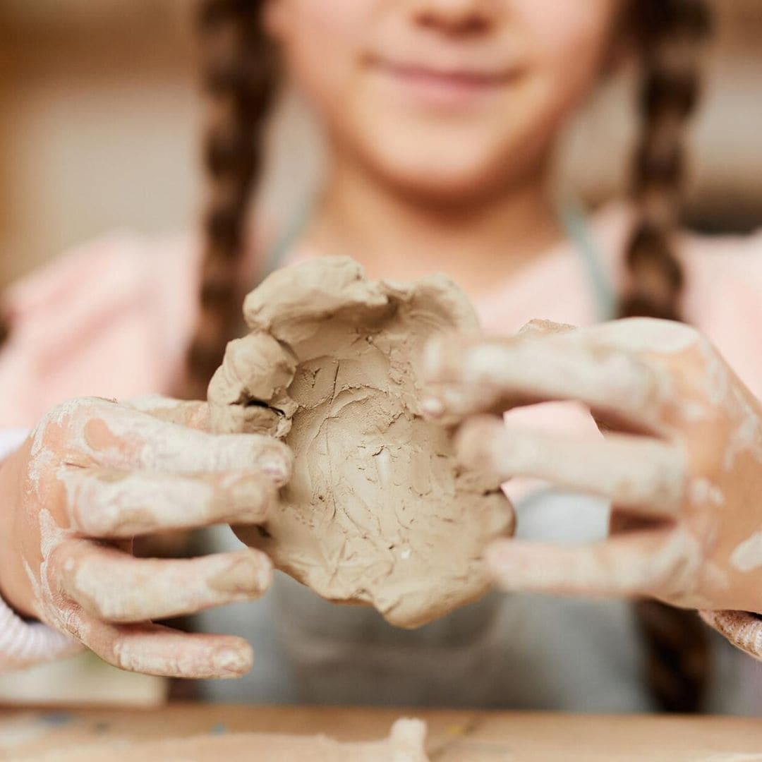 Estos son los beneficios que tiene en los niños trabajar con cerámica y barro