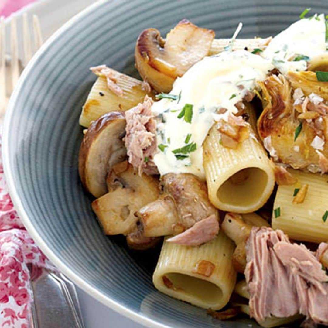 Rigatones con atún, setas y corazones de alcachofa