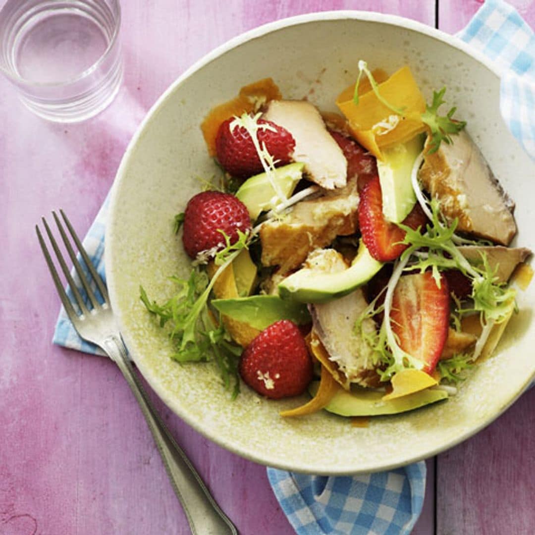 Ensalada de fresas, aguacate y pollo