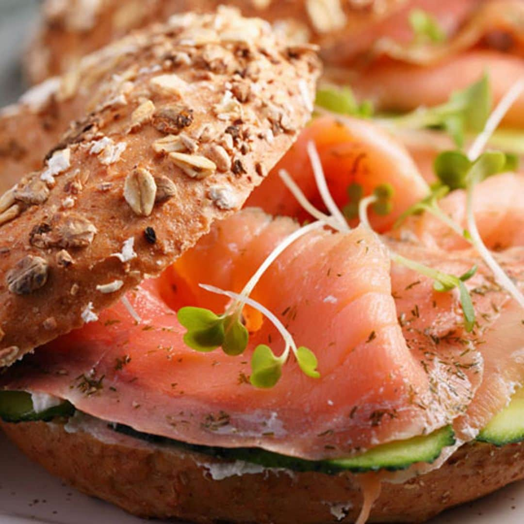 'Bagel' de semillas con salmón ahumado, queso crema y pepino