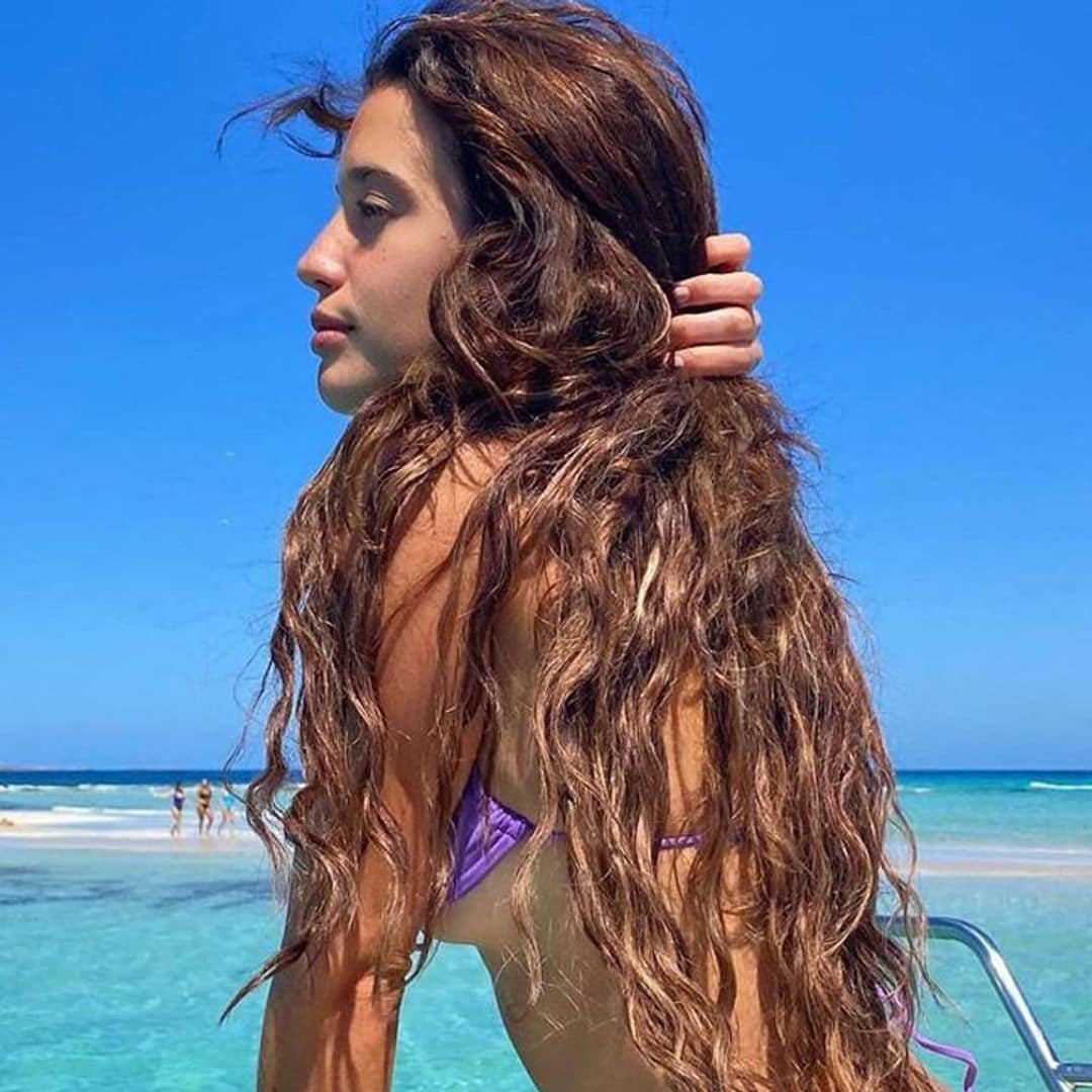 María Pedraza presenta su nuevo look 'salvaje' en la playa y está así de guapa