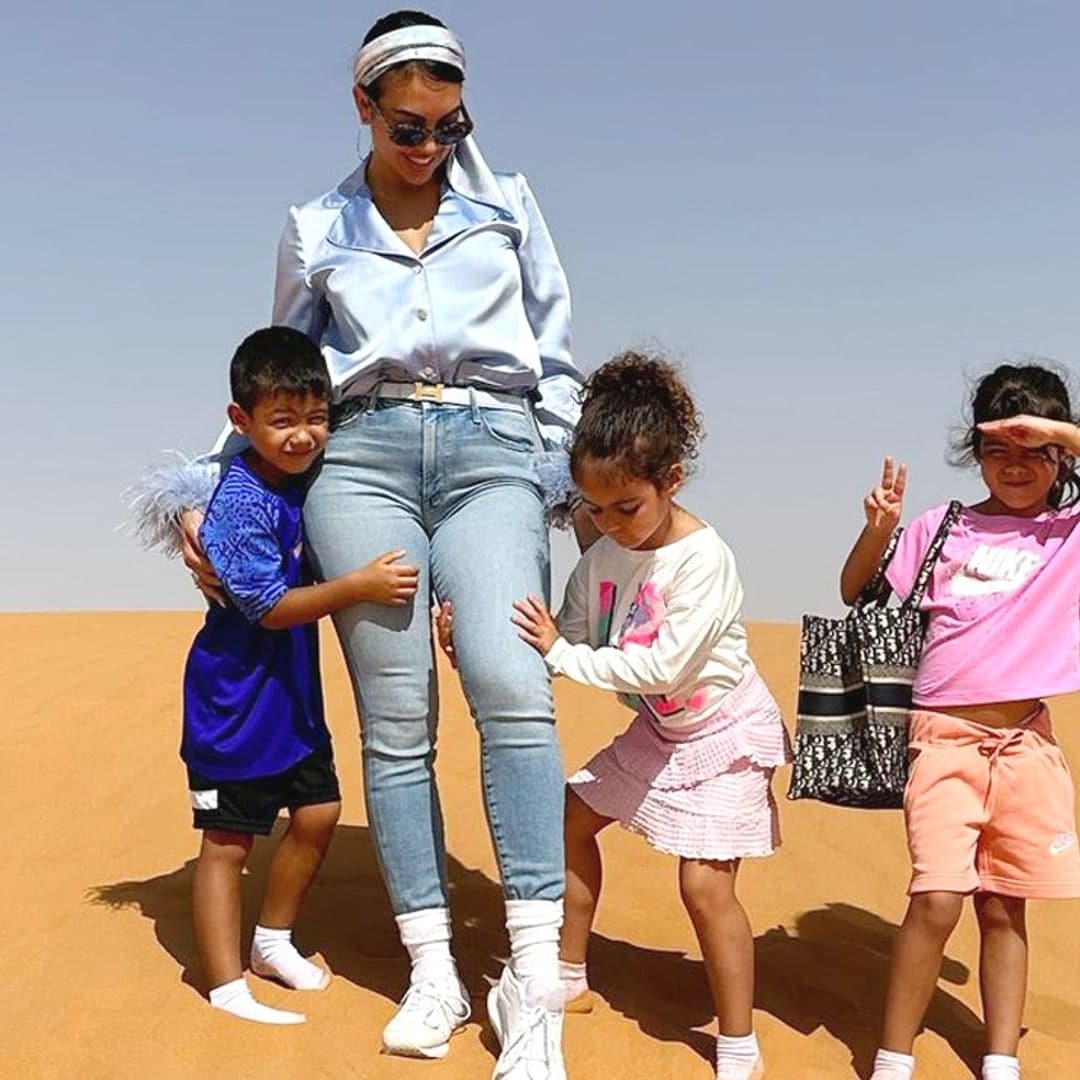 Eva, hija de Cristiano y Georgina, una 'mini-influencer' que posa así en el desierto