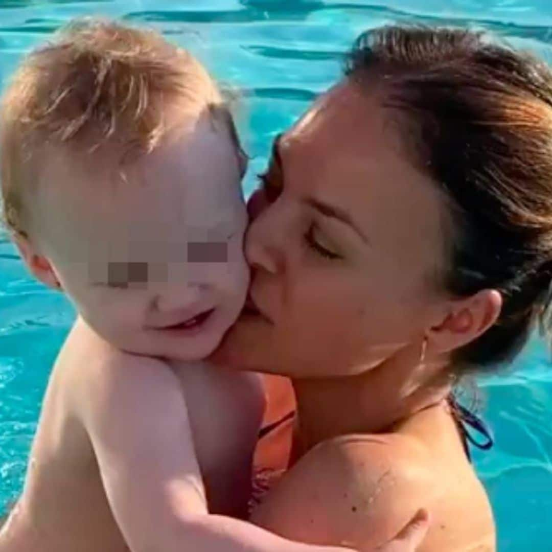 Sonriente y muy abrazada a mamá: la hija de Helen Lindes disfruta del primer baño de la temporada