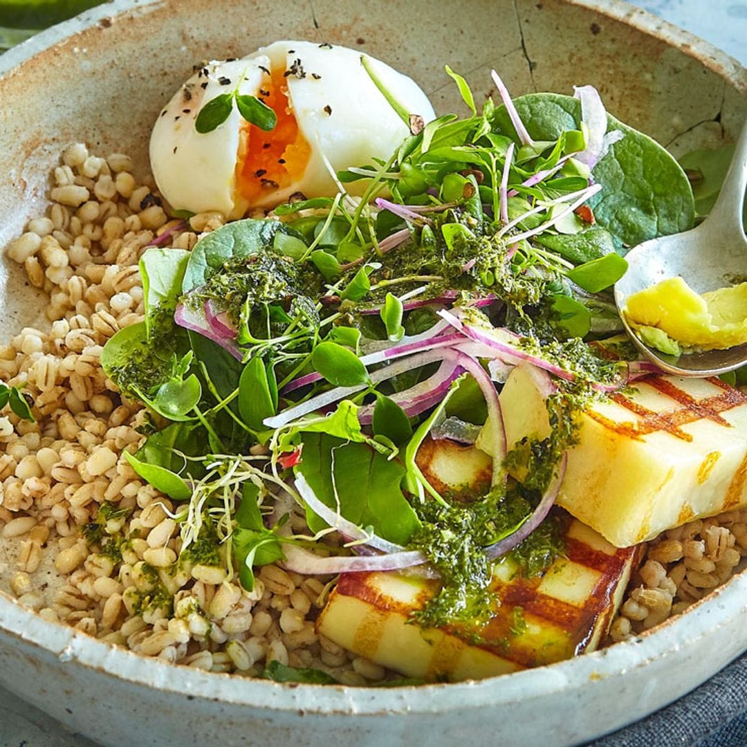 Ensalada de espelta con huevo ‘mollet’ y queso a la parrilla