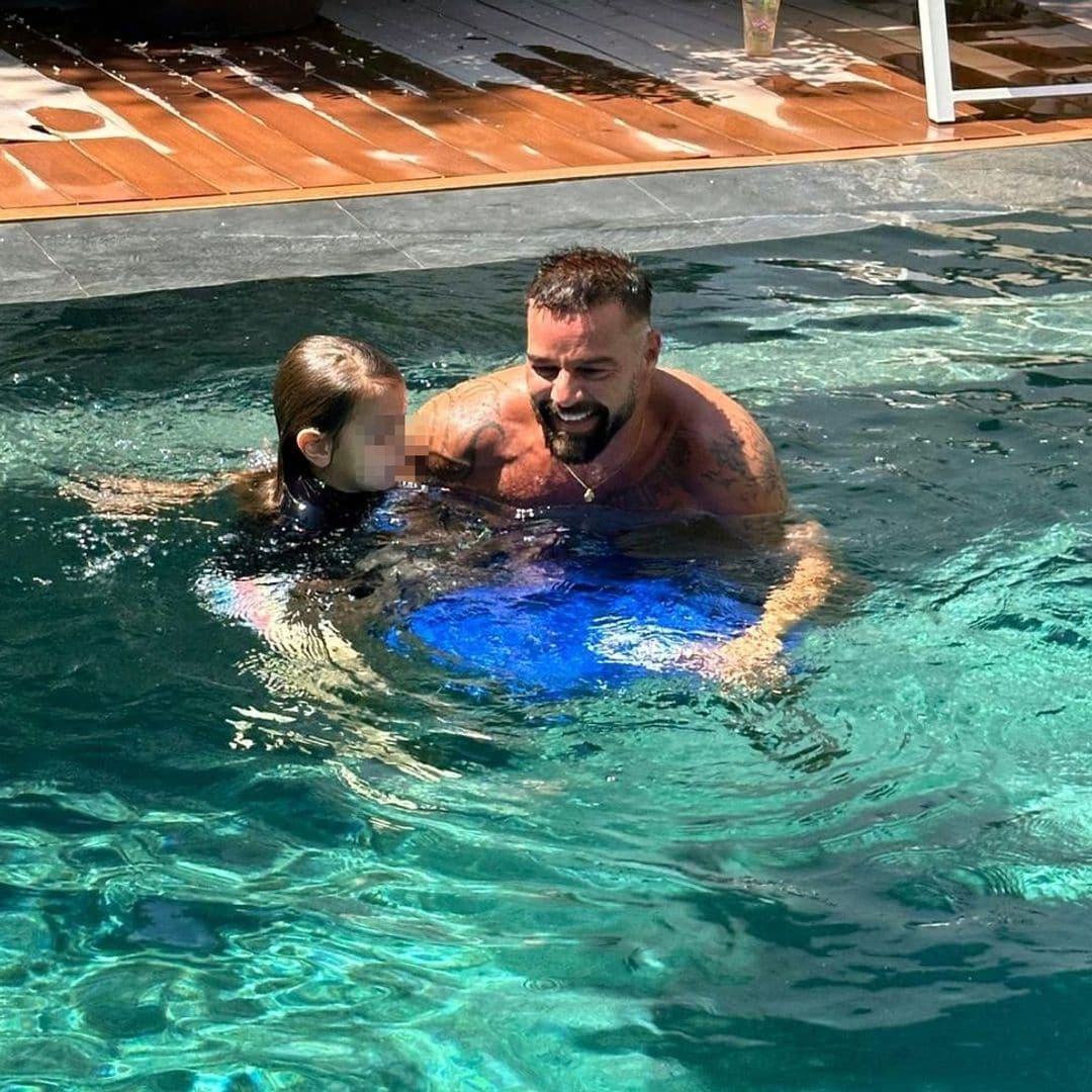 Ricky Martin en la piscina con sus hijos