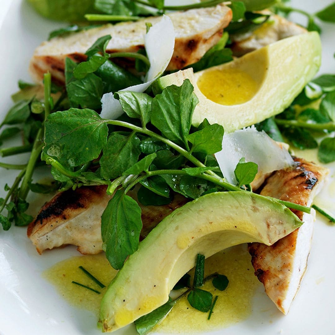 Ensalada de berros, aguacate, parmesano y pavo a la parrilla