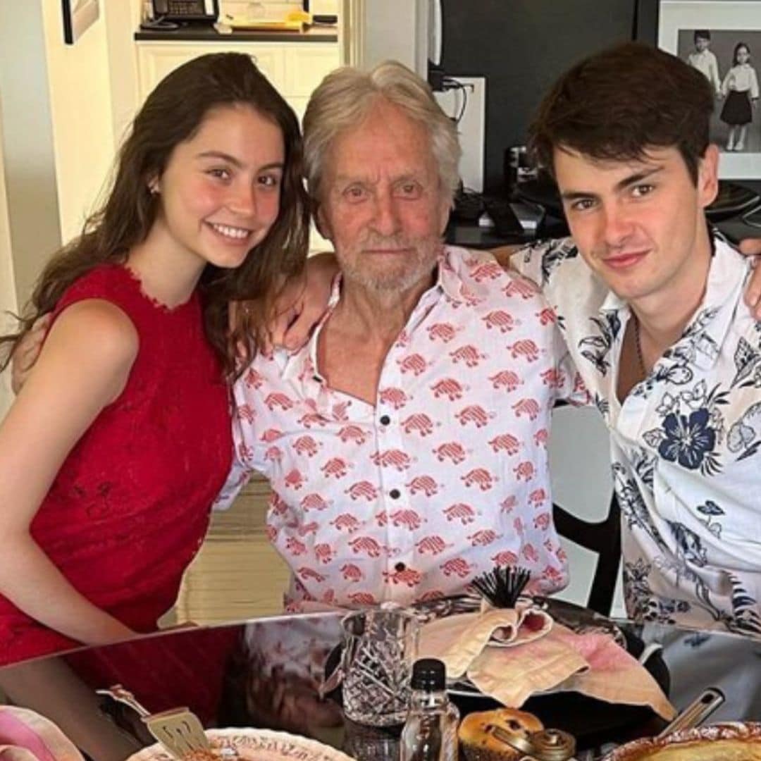 Michael Douglas comparte una imagen del desayuno junto a sus hijos y se hace viral, ¿sabes por qué?