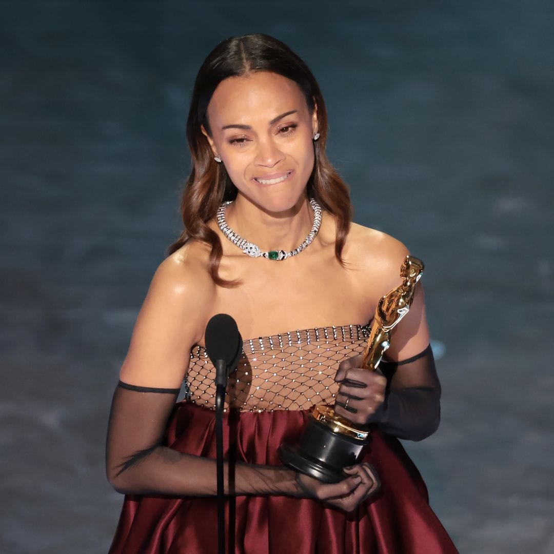 Entre lágrimas y un emotivo discurso, Zoe Saldaña gana su primer Oscar: 'Soy una orgullosa hija de padres migrantes'