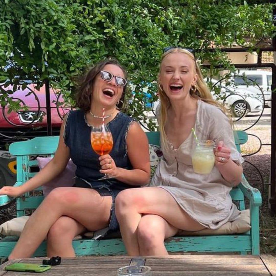 Todos los detalles del divertido viaje de Sophie Turner a Alicante: disfrazada en una despedida de soltera