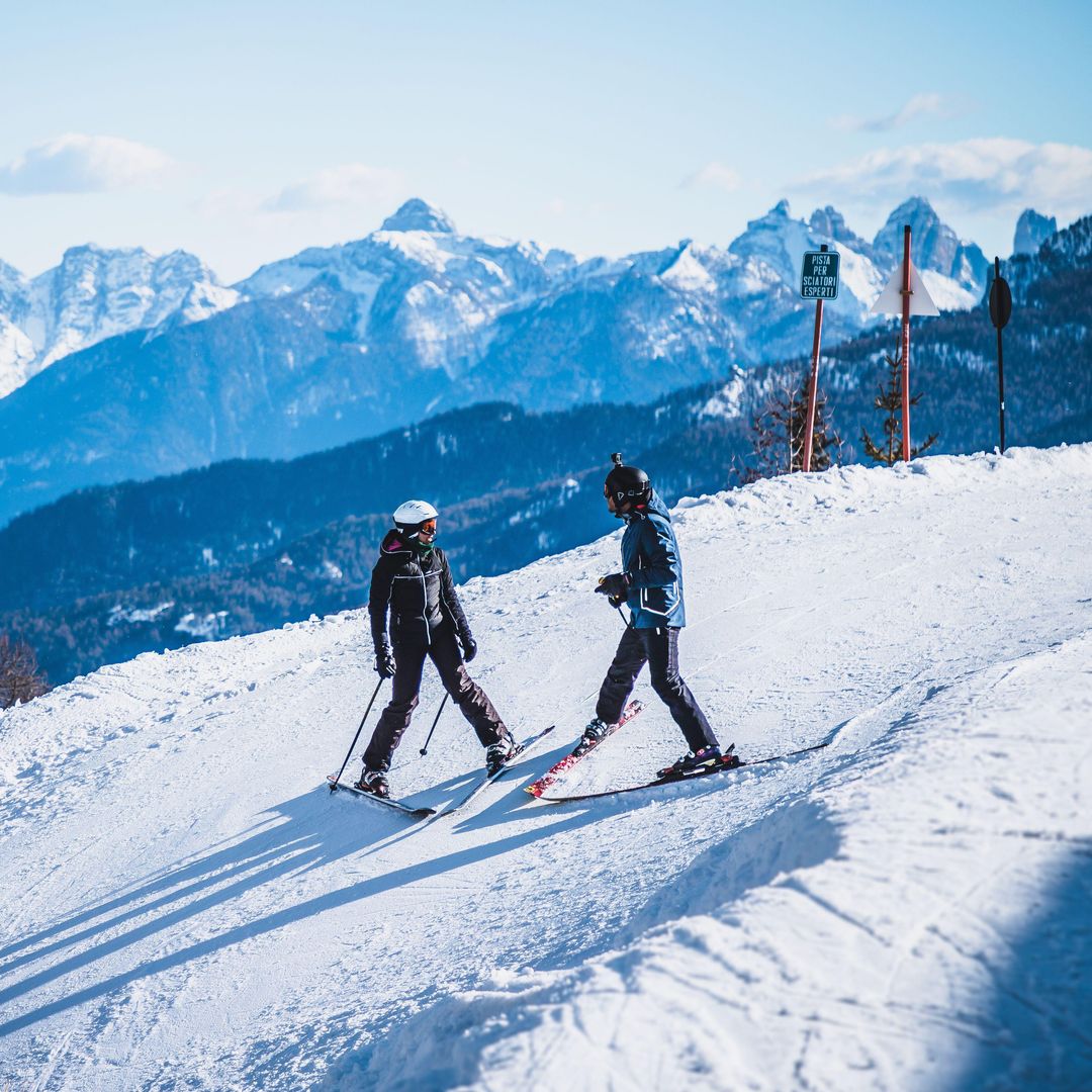 Esquiadores en Cortina d'Ampezzo, Dolomitas, Italia