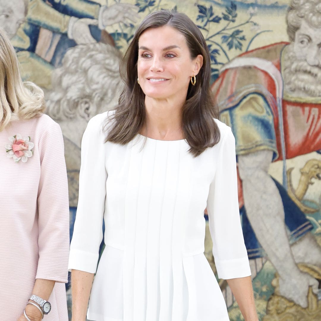 El perfecto look de trabajo de la reina Letizia con básicos atemporales: blusa péplum y tacón cómodo